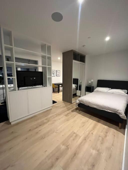 Luxx Apartment & Suites, London Heathrow Airport, Terminal 4, Piccadilly Underground Train Station Nearby! Hillingdon Exterior photo